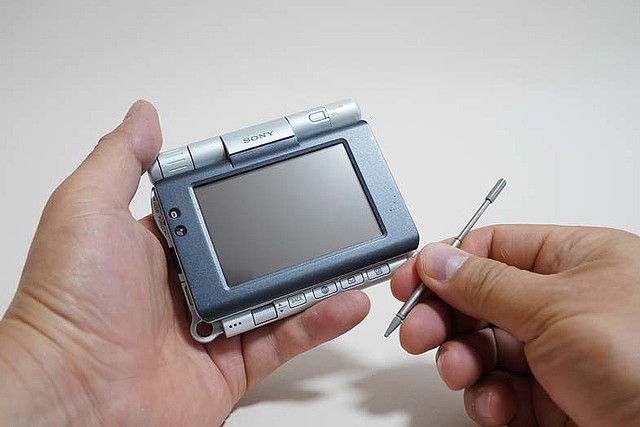 ソニー「CLIE PEG-UX50」こそ平成の名機。令和に語り継ぎたいデジタル