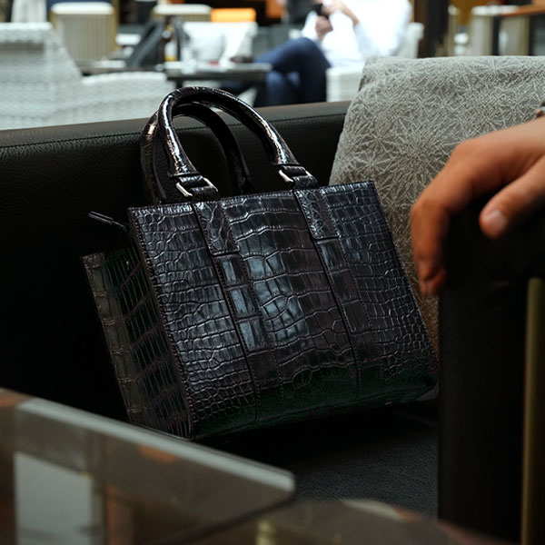 池田工芸】「ファーストクラスの重厚感。」クロコダイル丸3頭で