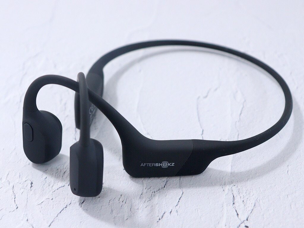 耳を塞がず音楽を楽しむ！AfterShokzの骨伝導イヤホン「Aeropex」を