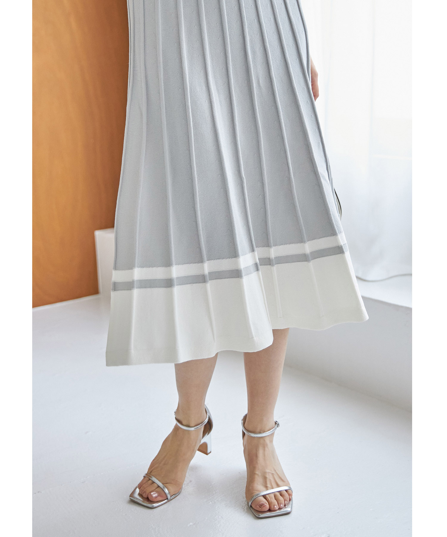 アンティーク風飾り釦付き配色プリーツニットワンピース