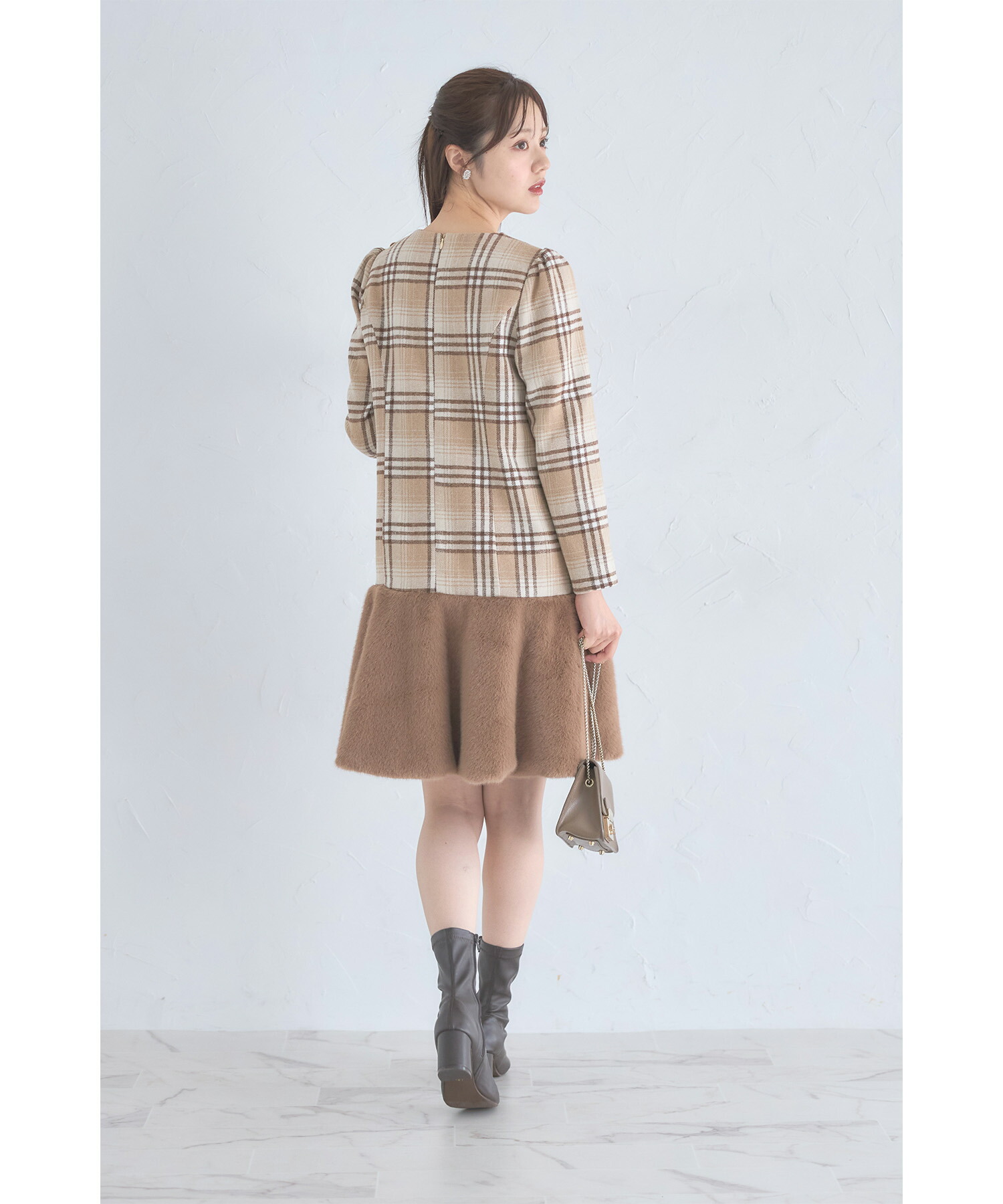 パール飾り釦付きヘムファー切り替えチェックワンピース