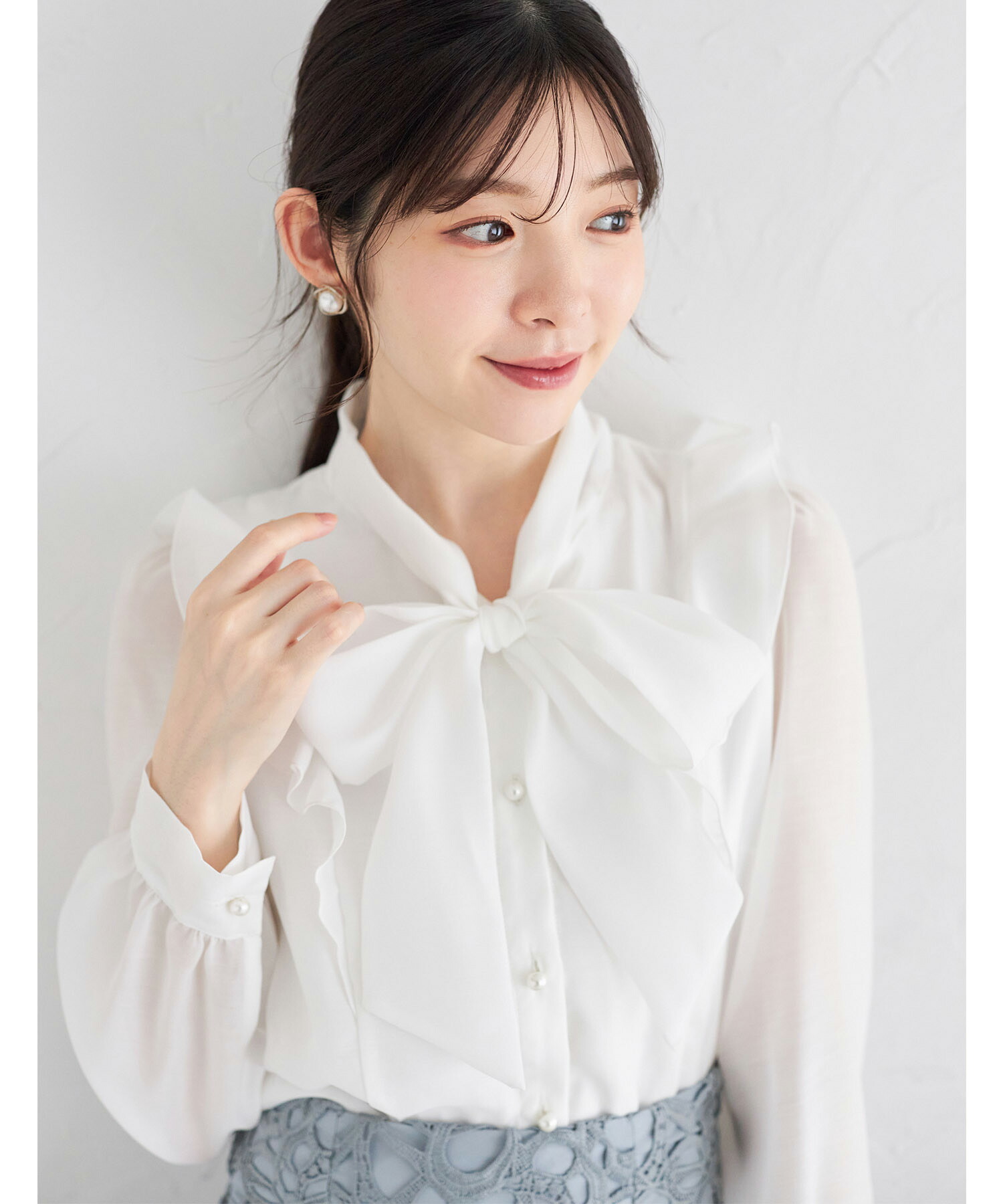 フリル付きパール釦ボウタイリボンシアーブラウス