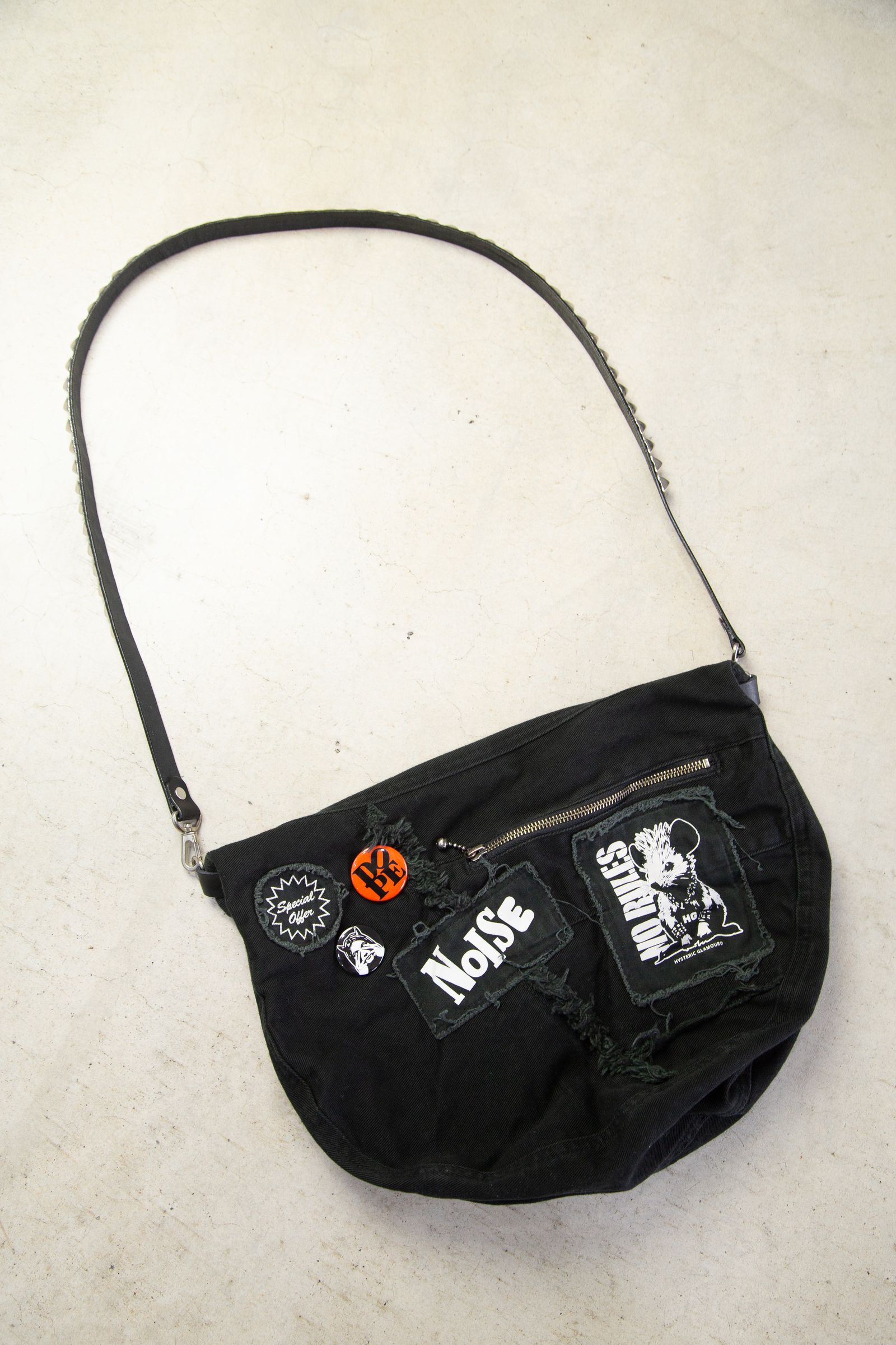 HYSTERIC GLAMOUR - STUDSベルト ショルダーバッグ / ブラック | Tempt