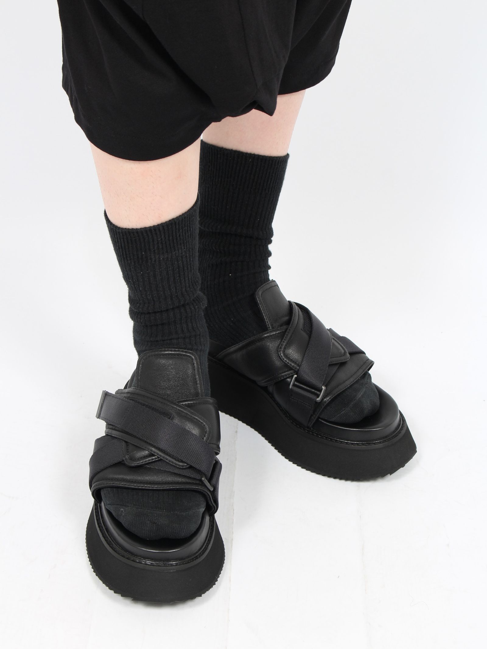 JULIUS - 【24AW】ベルクロ レザー ヒール サンダル / COATED GOAT