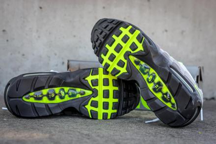 国内7月25日発売予定】 ナイキ エアマックス95 OG ブラック/ボルト