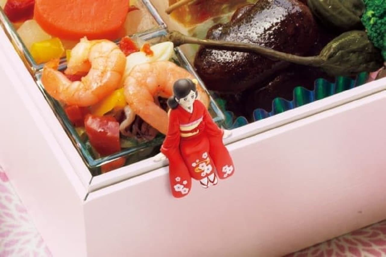 イオンのおせちと「コップのフチ子」がコラボ！重箱のふちに晴れ着姿の