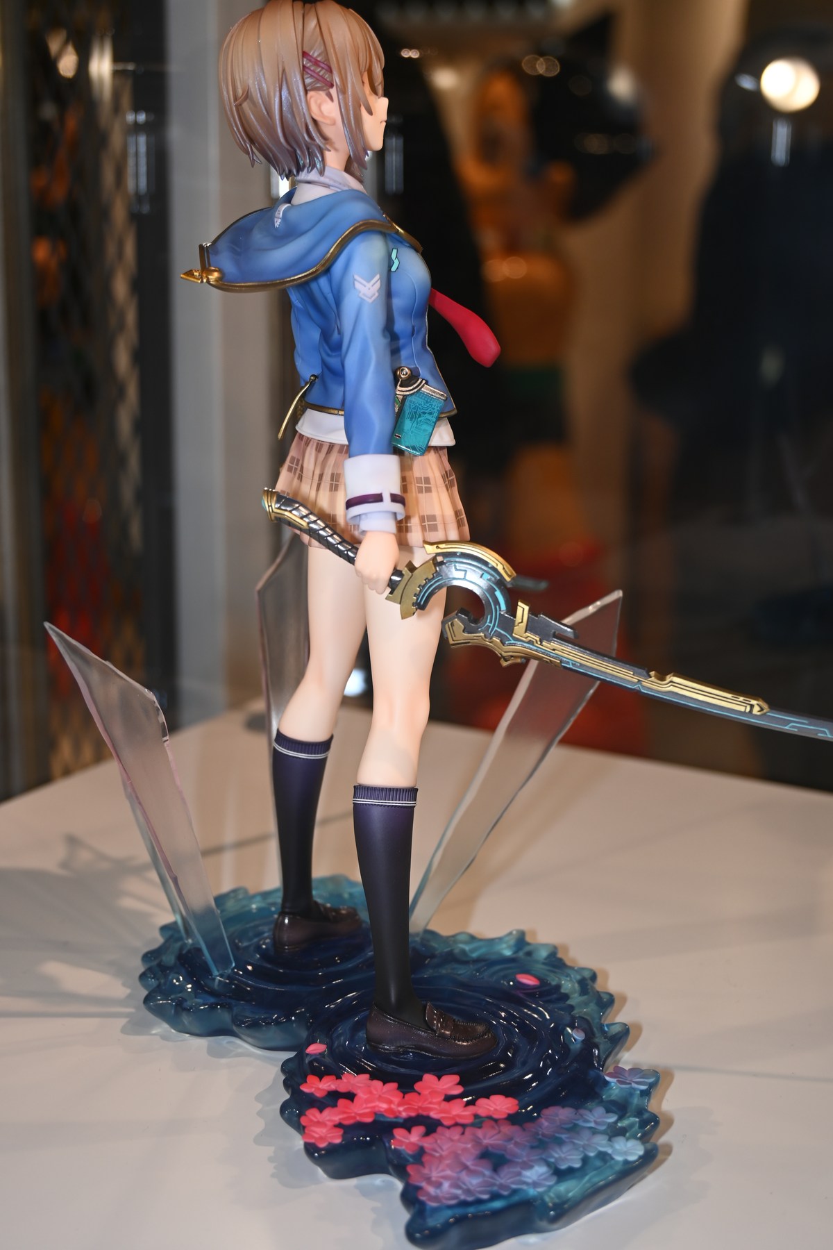 ヘブンバーンズレッド」茅森月歌の等身大・スケール各フィギュアが渋谷