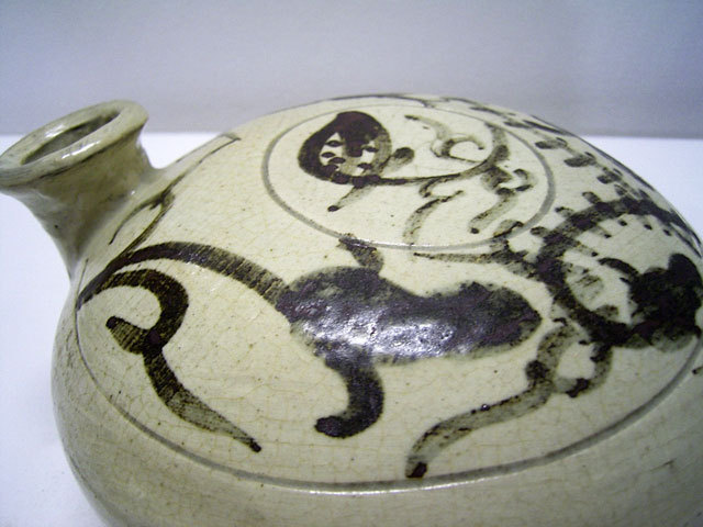 鶏龍山 粉青沙器 鉄絵刷毛目扁壺 高さ約10cm 直径約18cm 韓国 花瓶 李