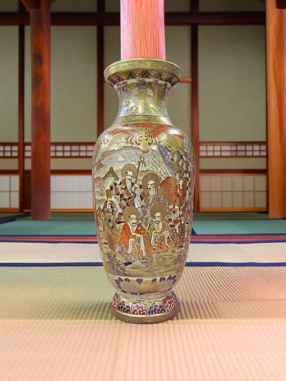 薩摩焼 金彩色絵 人物図飾り壺 【商品番号m-st006】