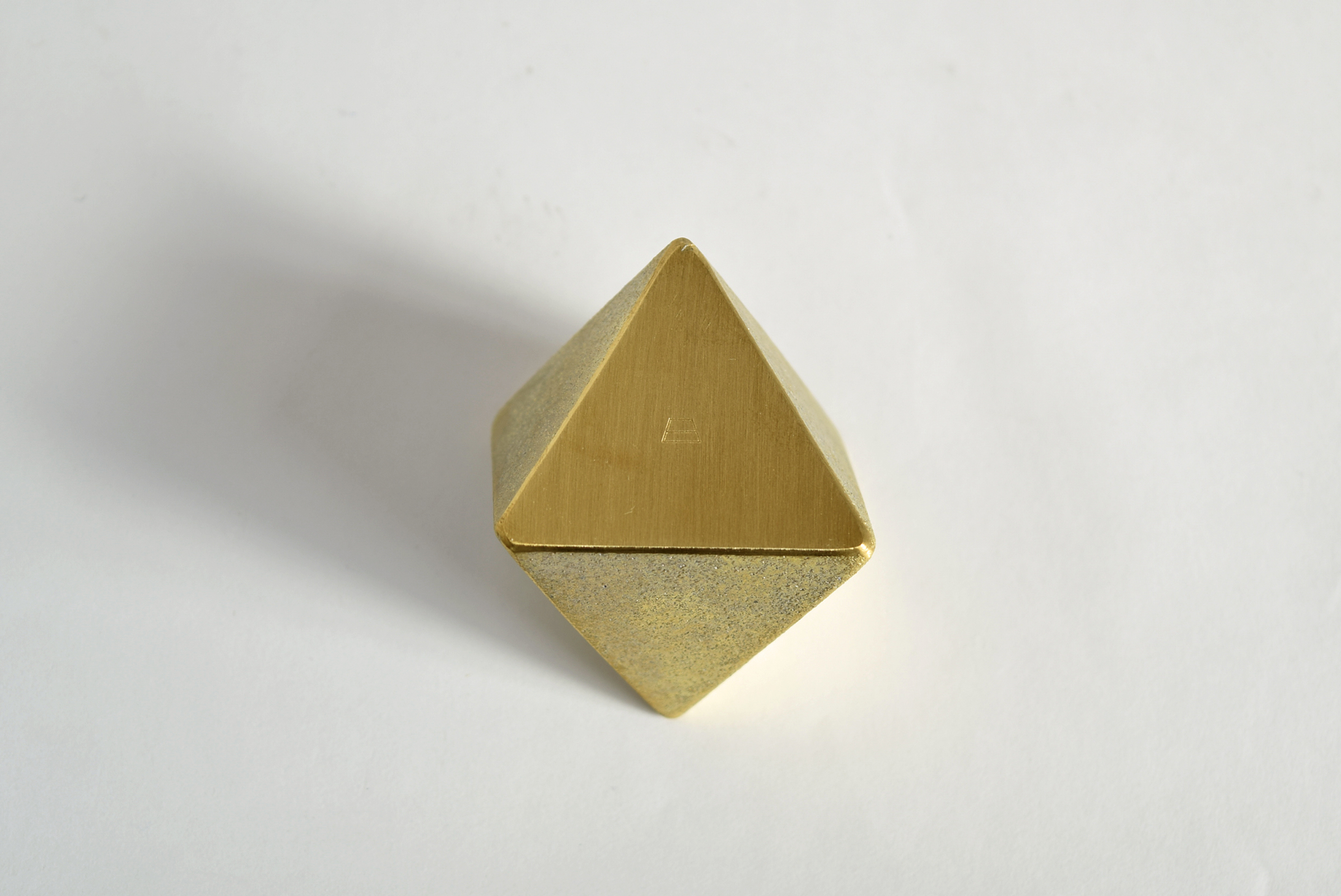 FUTAGAMI] ペーパーウェイト 四角 - ならの実