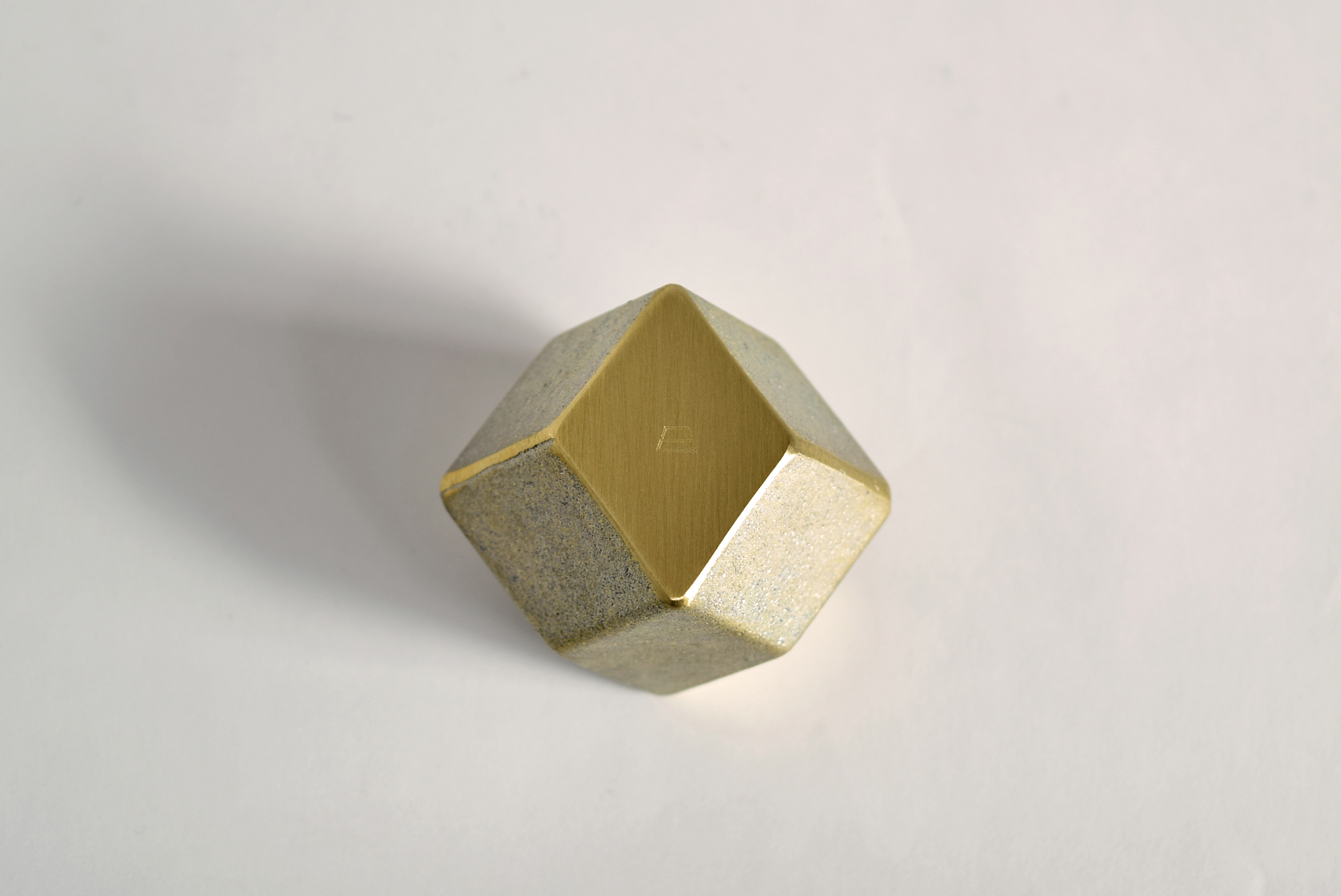 FUTAGAMI] ペーパーウェイト 四角 - ならの実