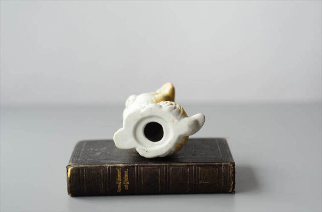 ドイツから レトロな表情のかわいいネコ 陶器 磁器 オブジェ 猫