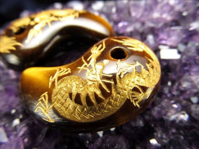 1個売り 金彫り タイガーアイ 勾玉 縦約30mm×横約20mm 龍彫りまが