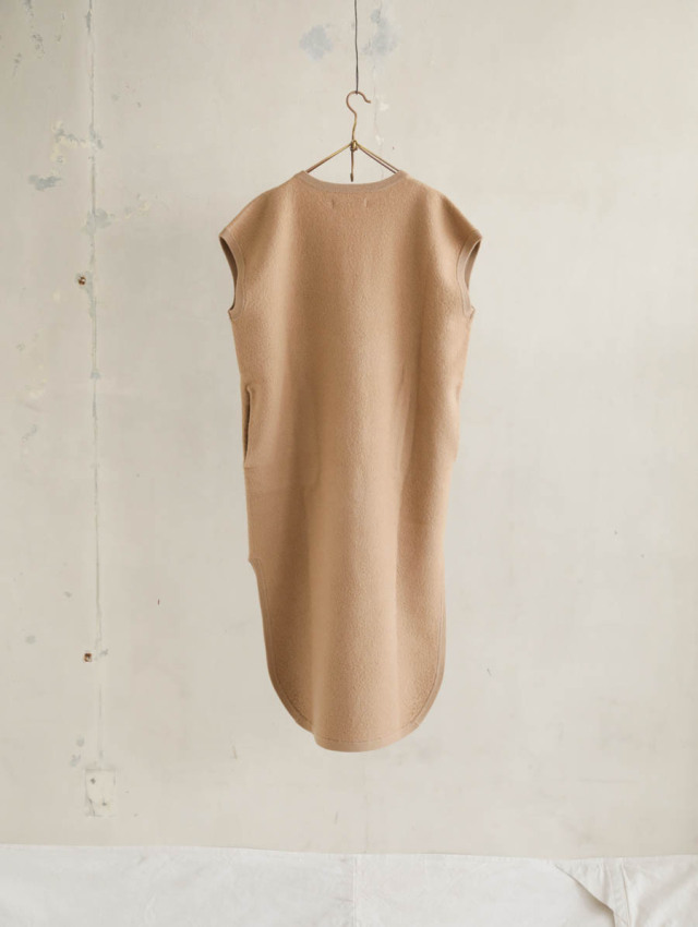 Veritecoeur ヴェリテクール｜圧縮ウールロングニットベスト CAMEL