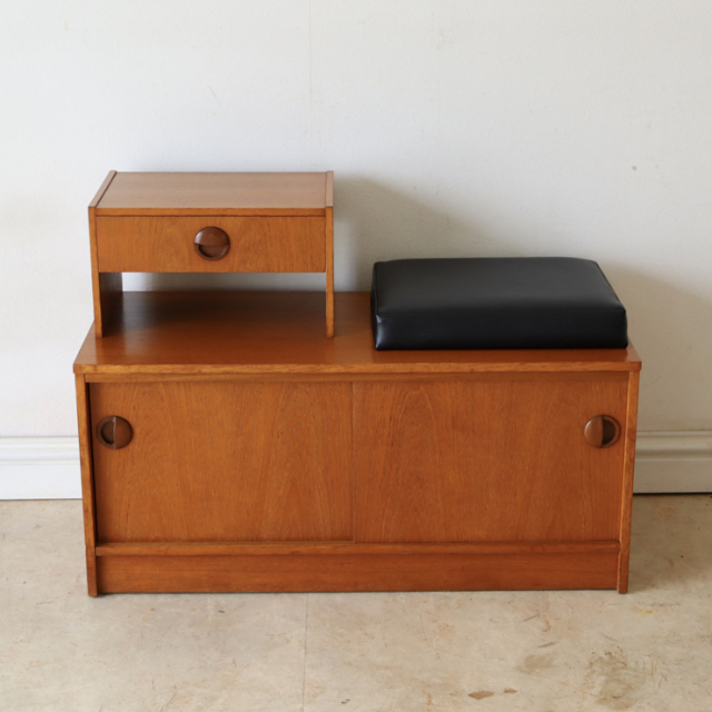 絵になる小さな家具ならイギリス製ビンテージ・テレフォンベンチ