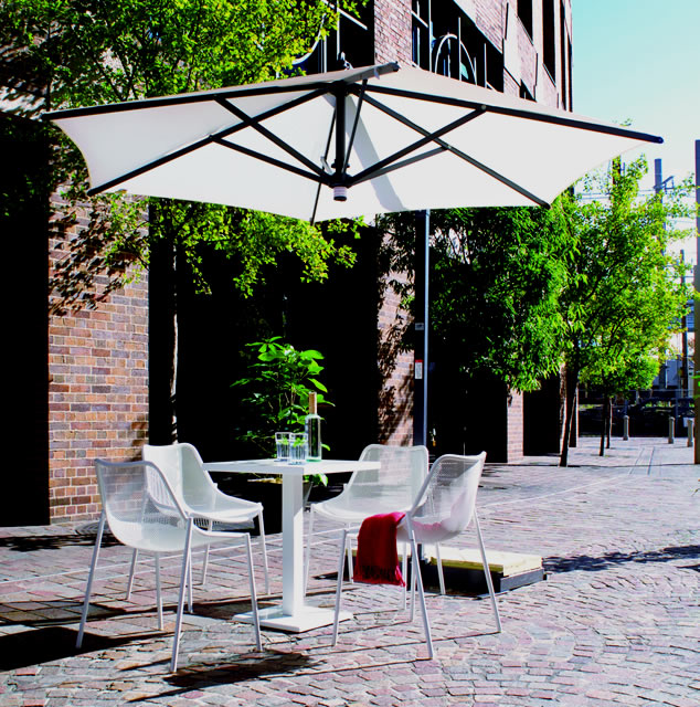 台座が回転して日よけもらくらく調節可能! イタリア生まれのデザイン