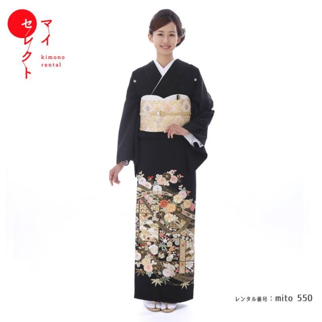 屏風に描かれた重厚感たっぷりの総手刺繍。上品で派手すぎないところに