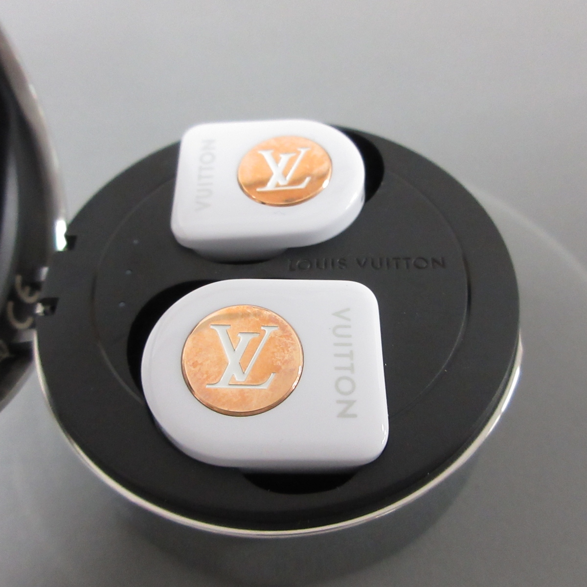 ルイヴィトン/小物/ホワイト/サイズ：□イヤホンサイズ：25 x 22.2 x