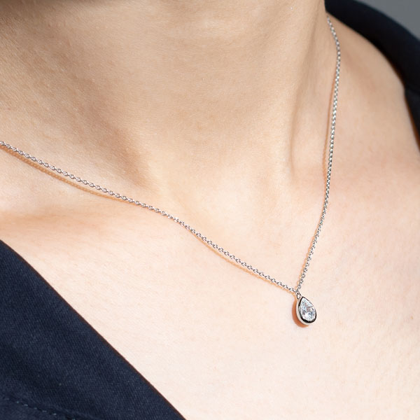 PT950 トランク ペアシェイプ ベゼル ネックレス 0.3ct｜婚約