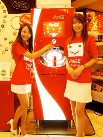 羽田空港に112ブランド対応のドリンクディスペンサー、日本コカ