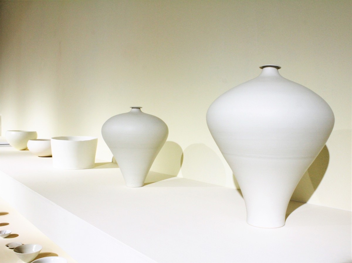 陶芸家・黒田泰蔵さんが手掛けた白磁の器 - 周南経済新聞