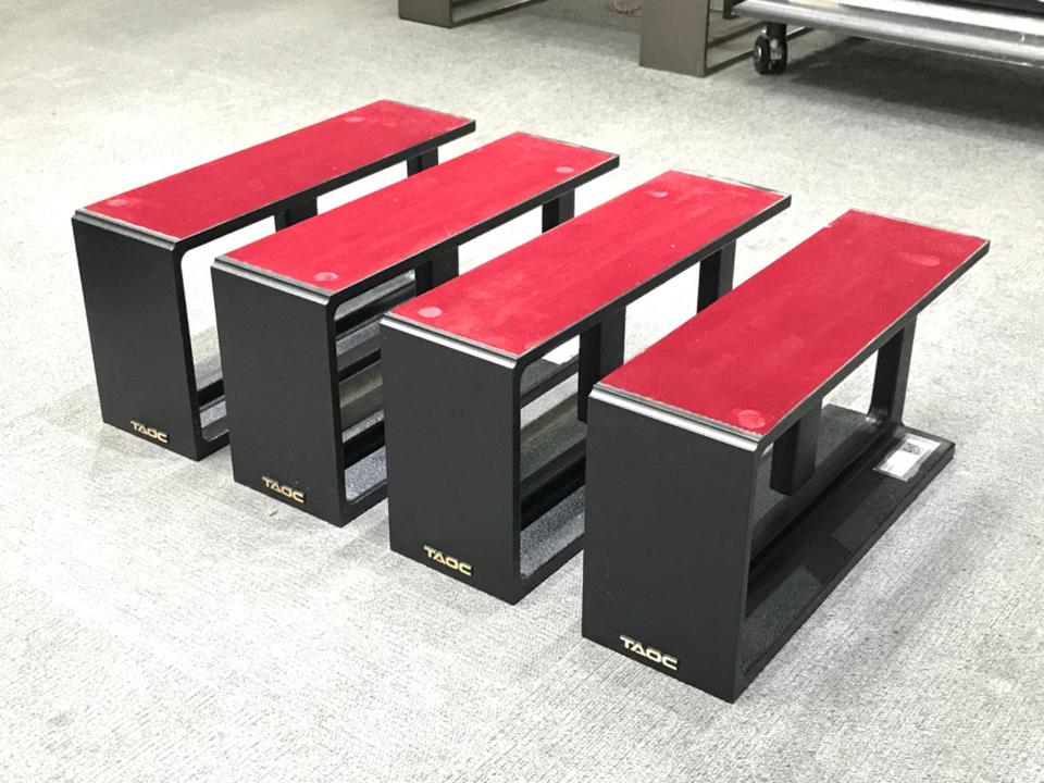 ①古いTAOCスピーカースタンド 鋳鉄製 赤クッション付き2個 TAOC
