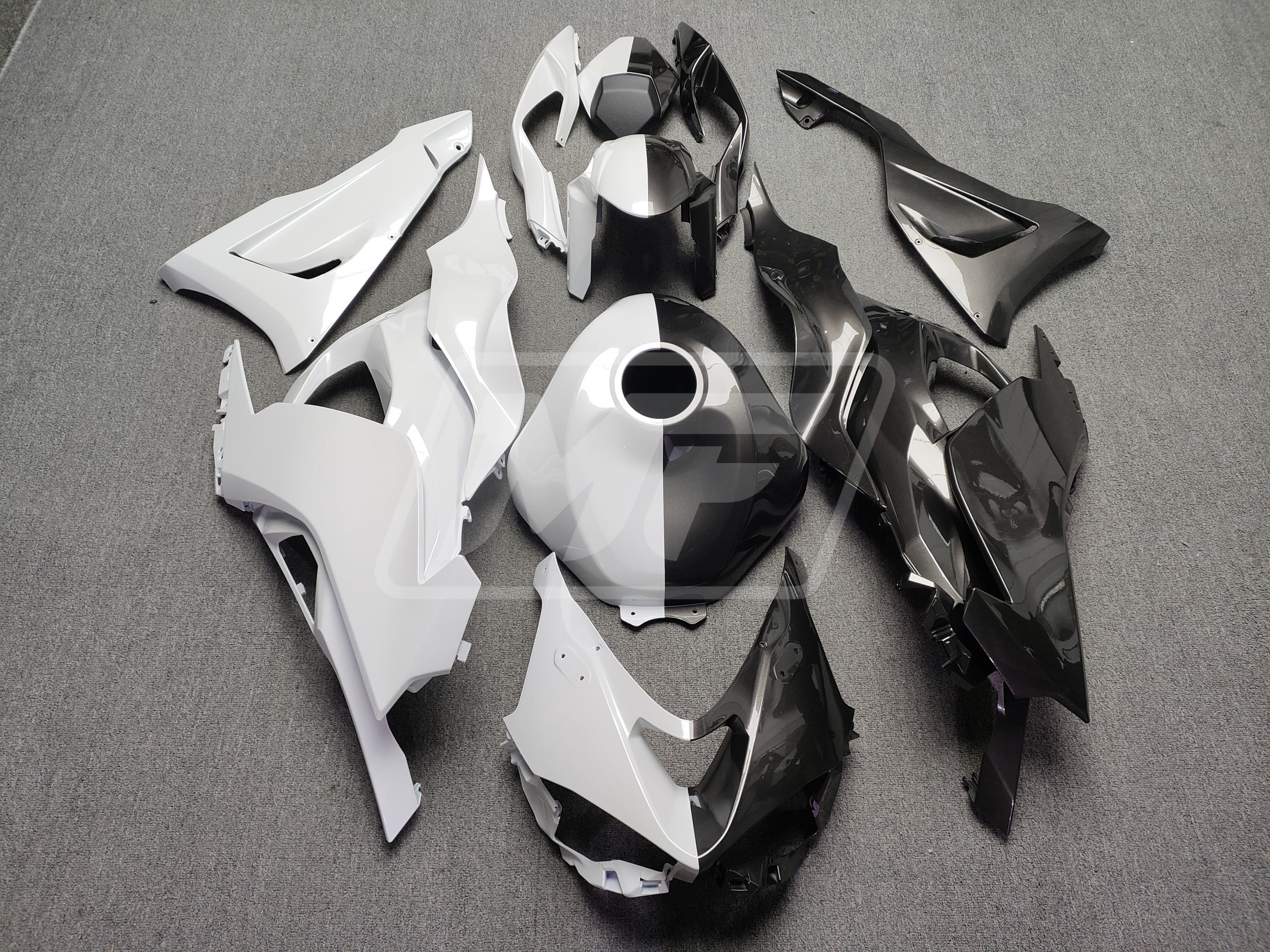 Kawasaki ZX6R 2024-2026 Gloss Metallic Black & White Split ABS