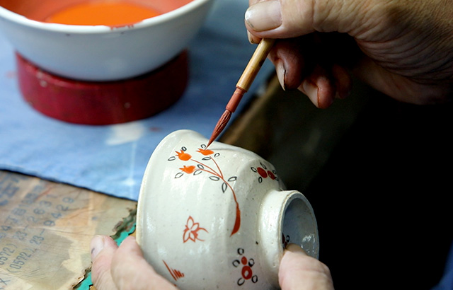 好日茶碗 赤絵花蝶｜食卓の道具｜中川政七商店 公式サイト