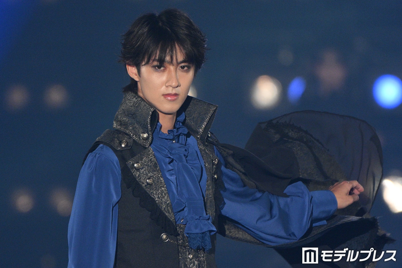 M!LK曽野舜太、囲み目メイクで印象ガラリ マントなびかせランウェイ