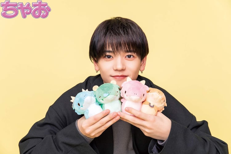 FANTASTICS中島颯太「かいじゅうせかいせいふく」ぬいぐるみに囲まれる