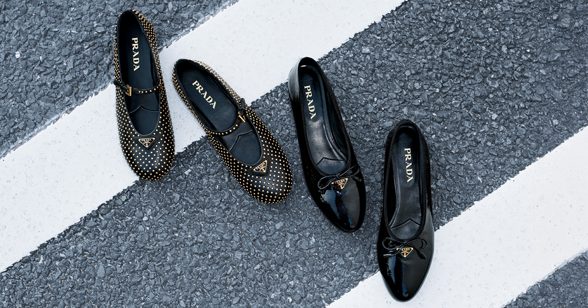 プラダ】最新フラットシューズ3選！小さめロゴでも好感度大 | CLASSY