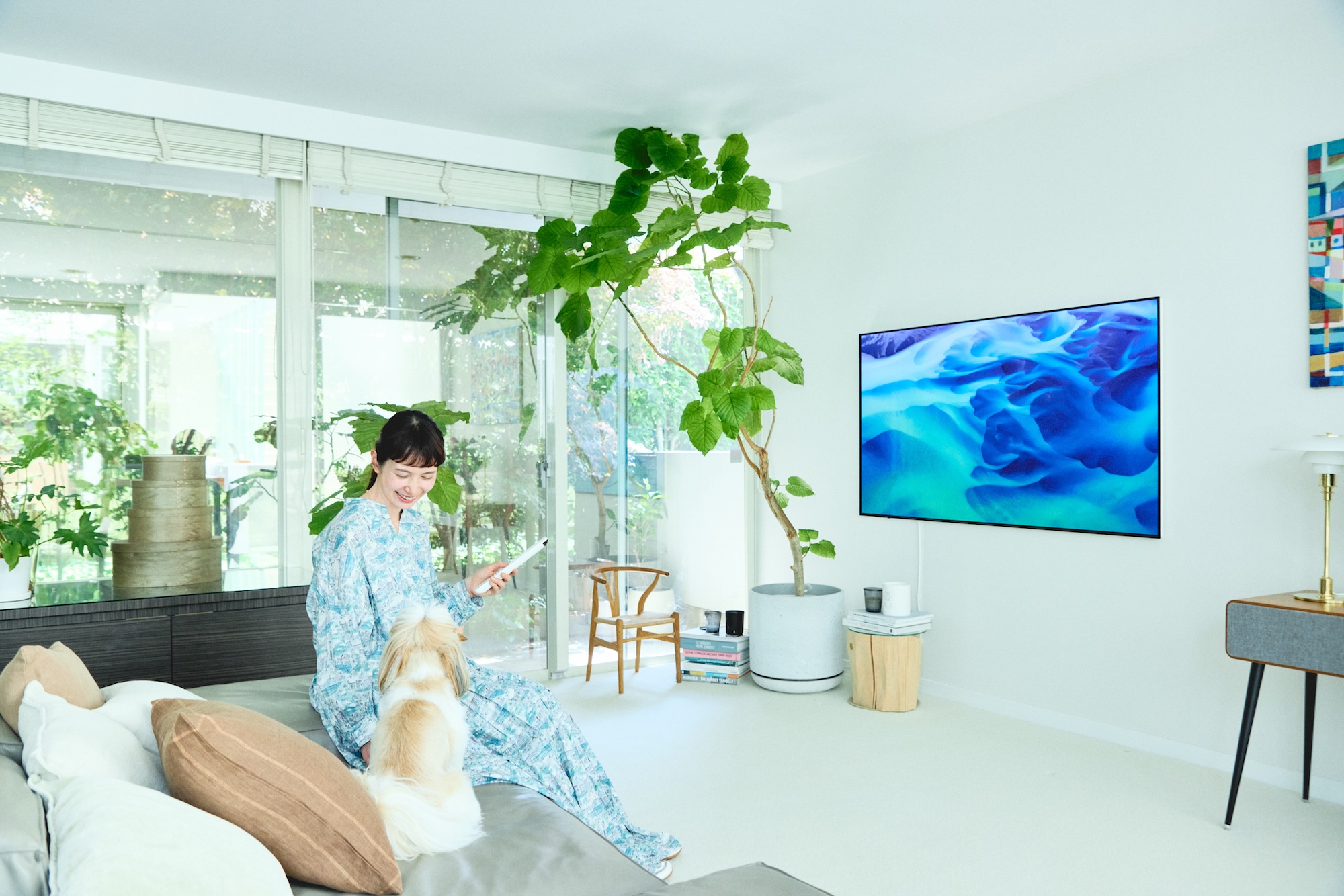 壁に薄くフィットする〈パナソニック〉の「ウォールフィットテレビ」で