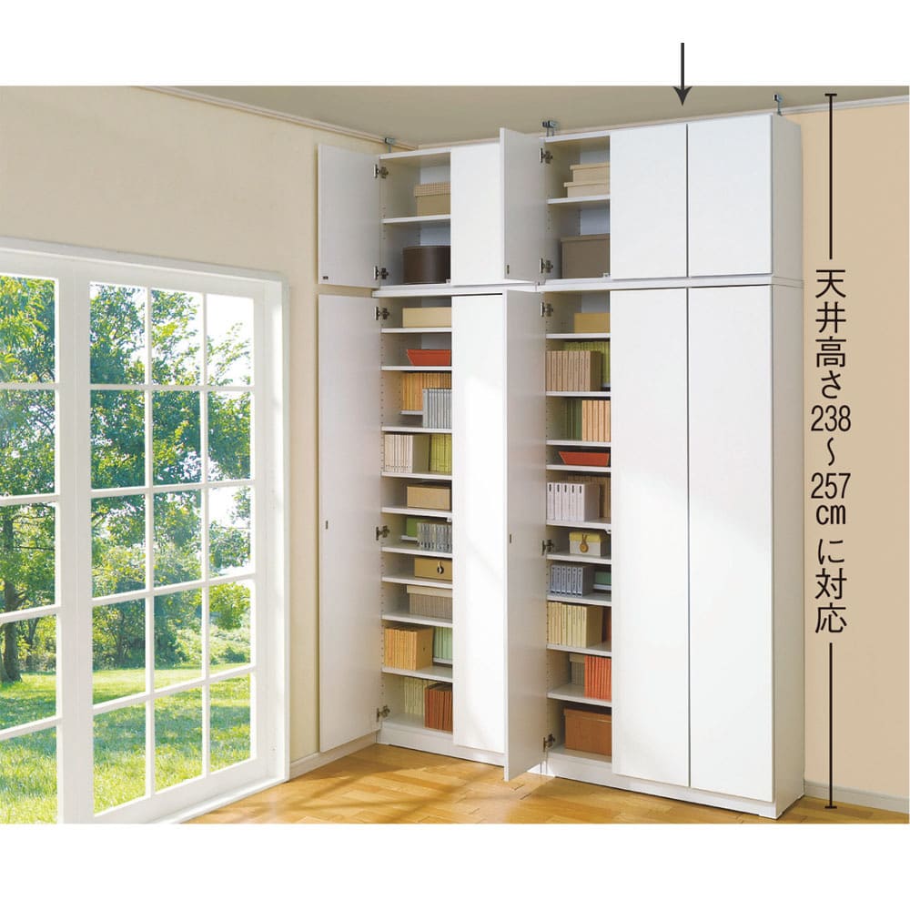 効率収納できる段違い棚シェルフ ［突っ張り上置き 板扉タイプ 開き戸