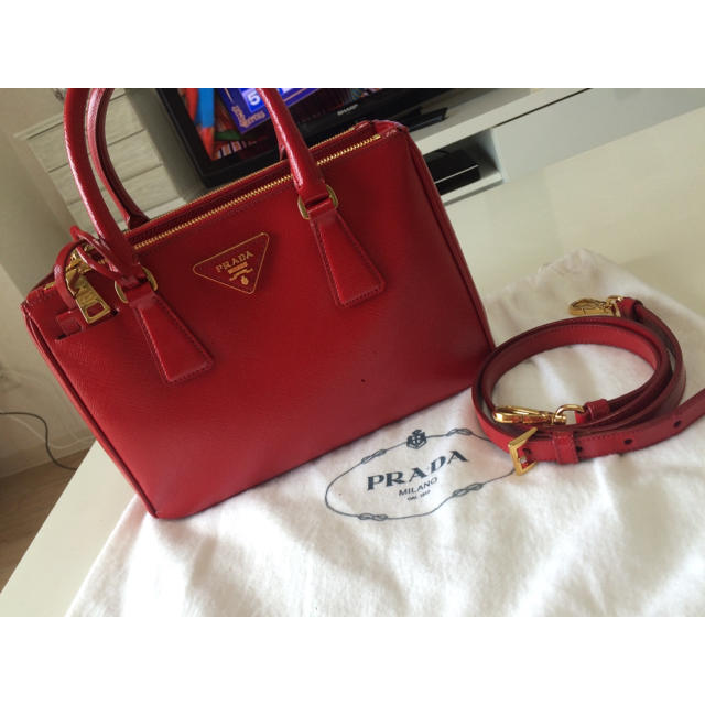 PRADA - 紗栄子愛用 PRADA 赤の通販 by ♡｜プラダならラクマ