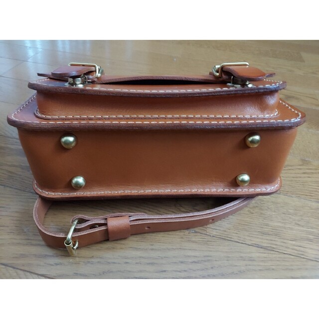 HERZ - ヘルツHERZ 2本ベルトの2wayミニバッグ CWｰ67 キャメル 本革