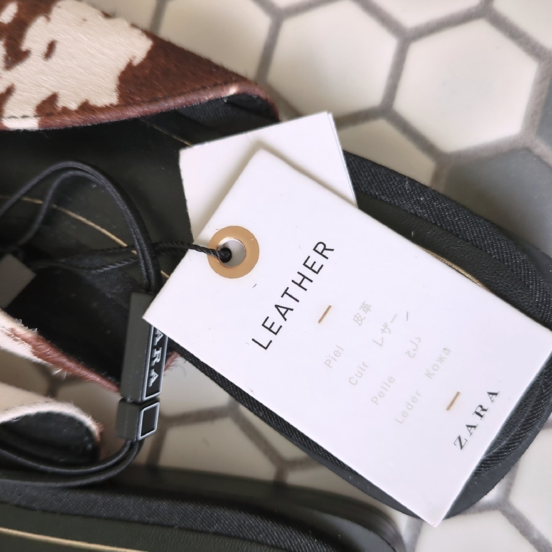 ZARA - 未使用 ZARA レザー ミュール 牛柄 サンダル ハラコ風 23.5