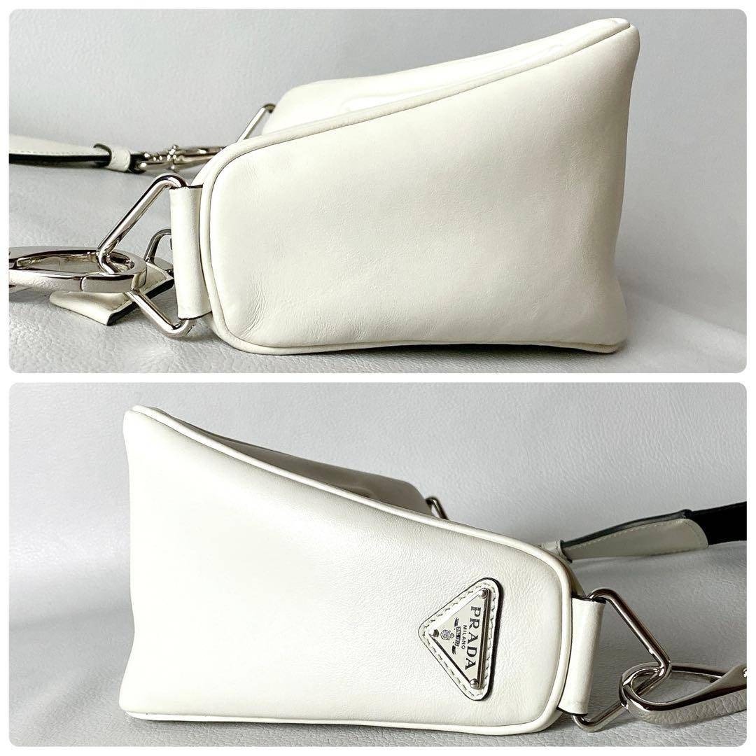 PRADA / トライアングル ショルダーバッグ エンボスロゴ ホワイト