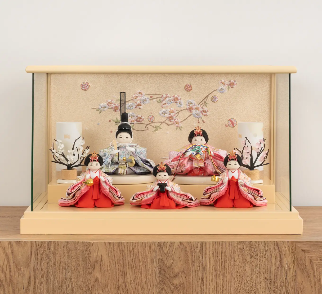雛人形「しんしん 三人官女 衣装着・六花の恵み」｜雛人形の通販 ふらここ