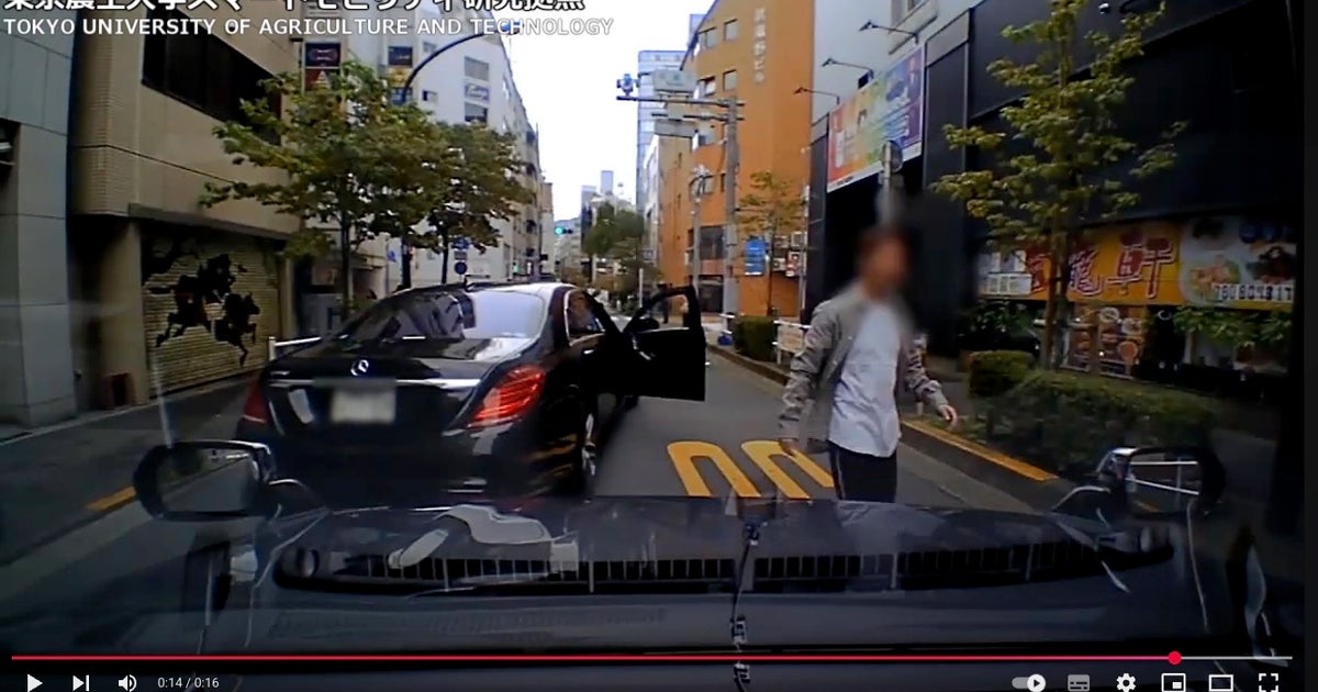 黒塗りセダンが「煽り運転」、急停車後に運転席から…。ドラレコ映像に