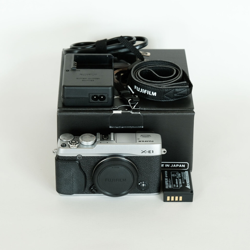 FUJIFILM X-E1 シルバーの出品 | ONE SCENE（ワンシーン）