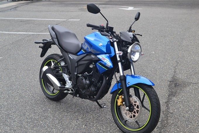 ジクサーの雰囲気をガラッと変えたいなら、ヘッドライトの丸目化が