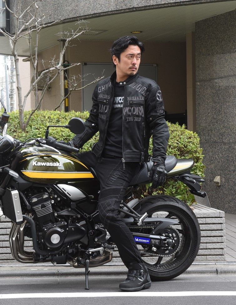 第三京浜を突っ走るライダーに。イエローコーン春夏コーディネート