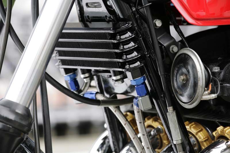 純正流用、他モデル用カスタムパーツの流用でオイルクーラーを強化