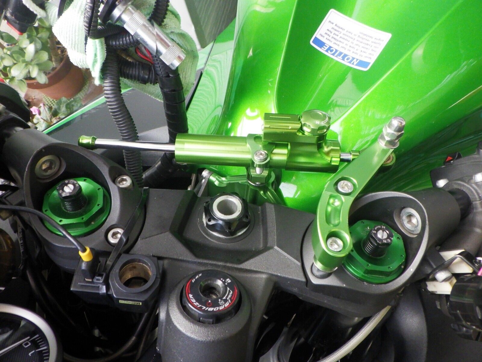 KAWASAKI ZX-14R「ZX-14Rステアリングダンパーを装着。」 | ウェビック