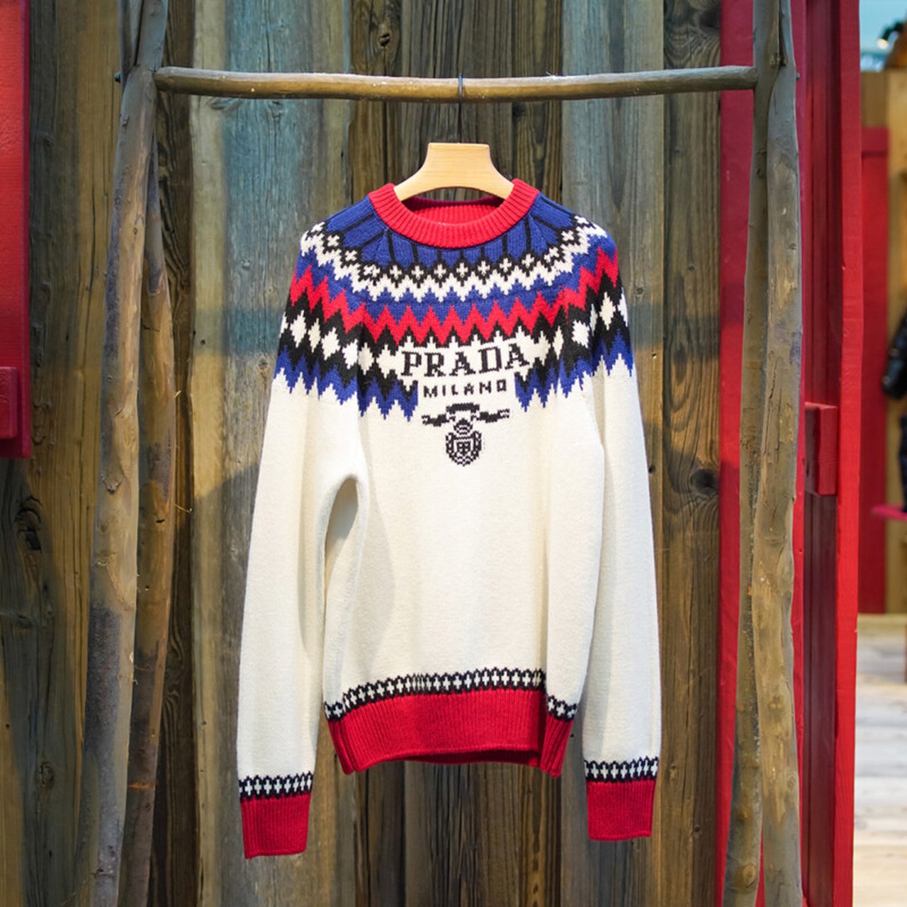 限定ノルディックニットが可愛い。プラダが六本木ヒルズに「山小屋