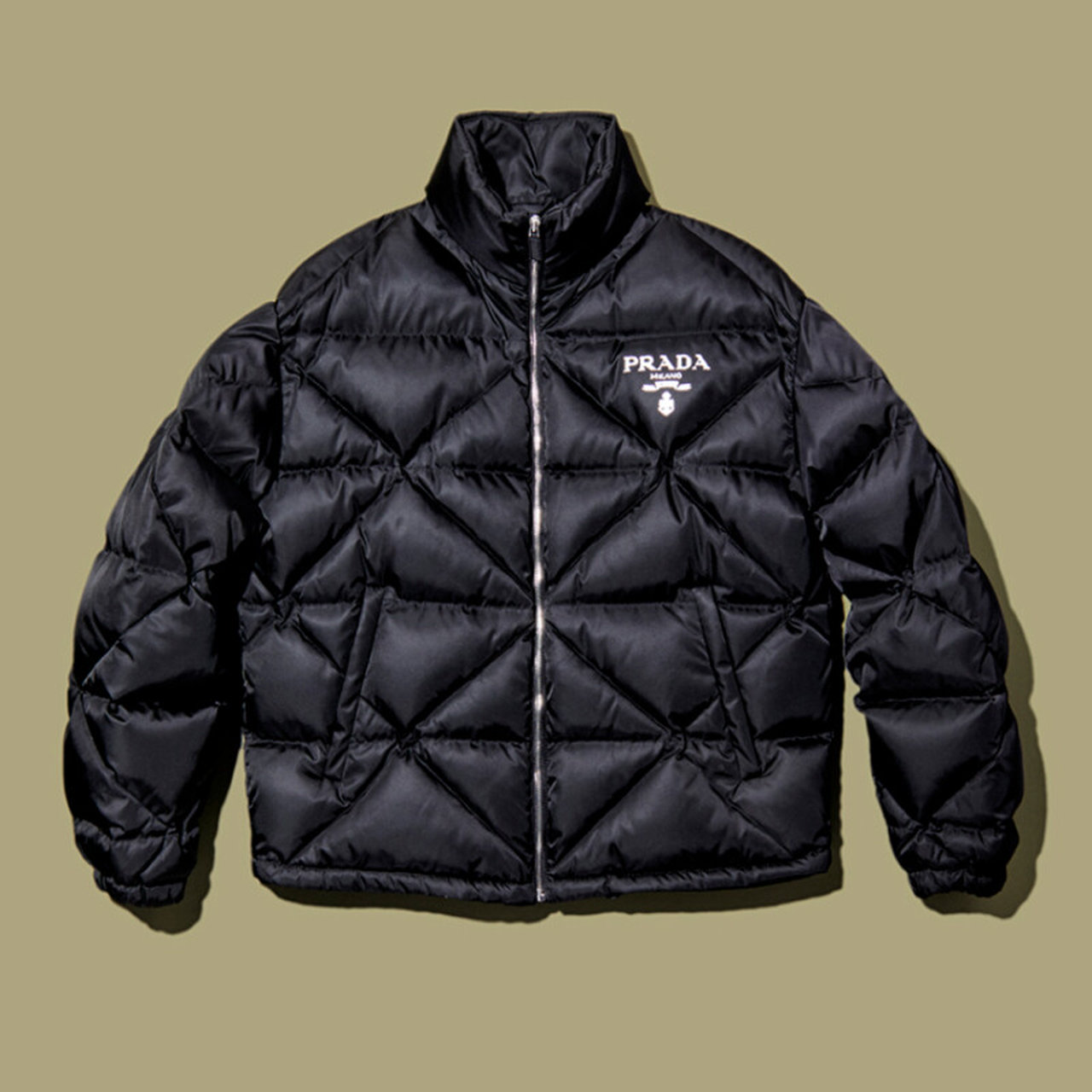 コンパクトなシルエットが逆に新鮮な「プラダ」の黒ダウン【全部試した