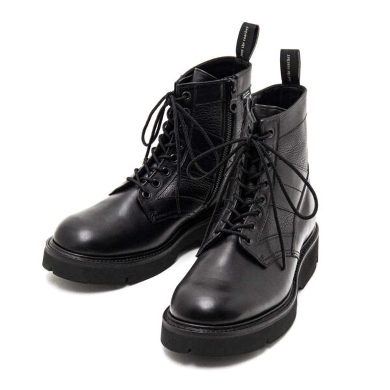 ジップ仕様で脱ぎ履きしやすい。「フット・ザ・コーチャー」新作黒