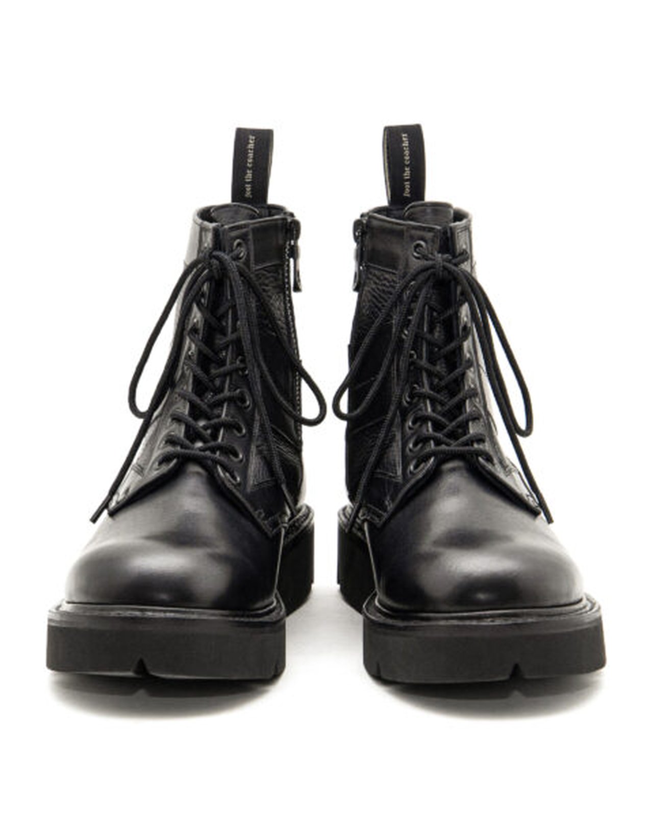 ジップ仕様で脱ぎ履きしやすい。「フット・ザ・コーチャー」新作黒