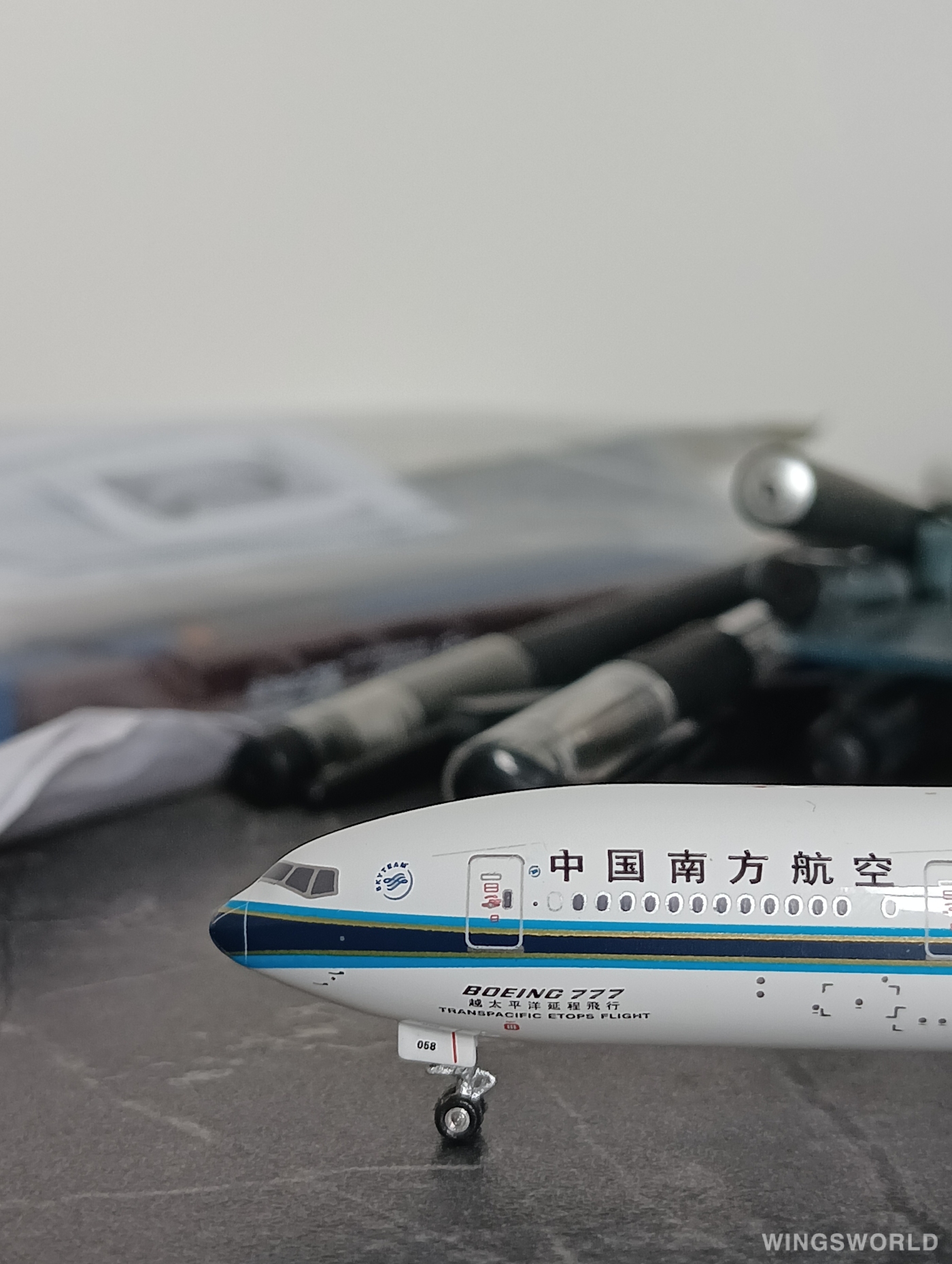 中国南方航空 777-200 B-2051 1/400 中国南方航空 777-200 B-2051 1/400