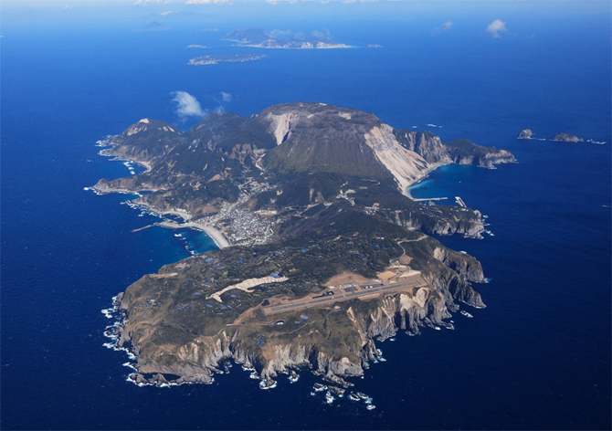 東京の離島群「伊豆諸島」が観光におすすめ！フェリーや小型機での